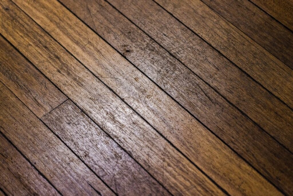 What are the Advantages and disadvantages of solid wood floors and laminate flooring?