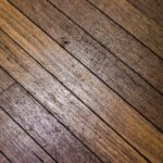 What are the Advantages and disadvantages of solid wood floors and laminate flooring?